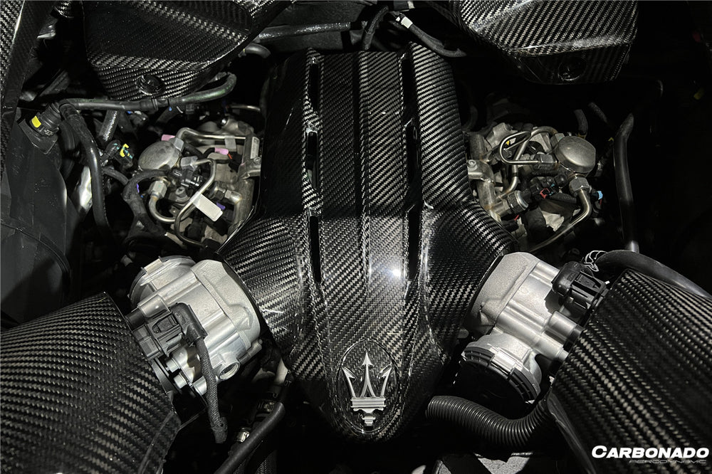 Interior del compartimiento del motor de fibra de carbono seca del Maserati MC20 2020-UP
